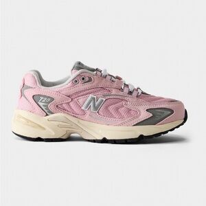 New balance 725 - Baby Pink 
Size 7